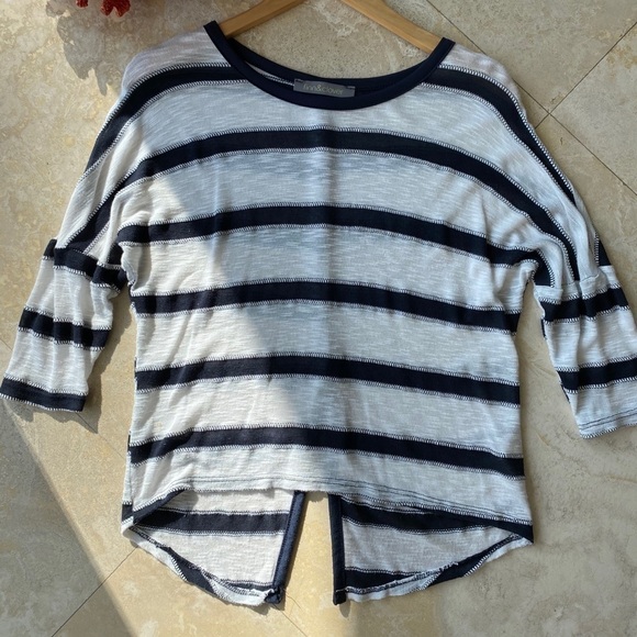 3/ $12 💖 Finn + Clove Striped 3/4 sleeve knit T M - Picture 1 of 6